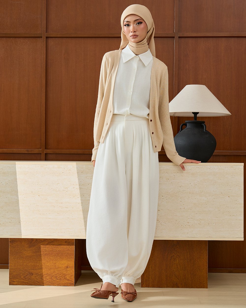 HA CLEO IN BEIGE