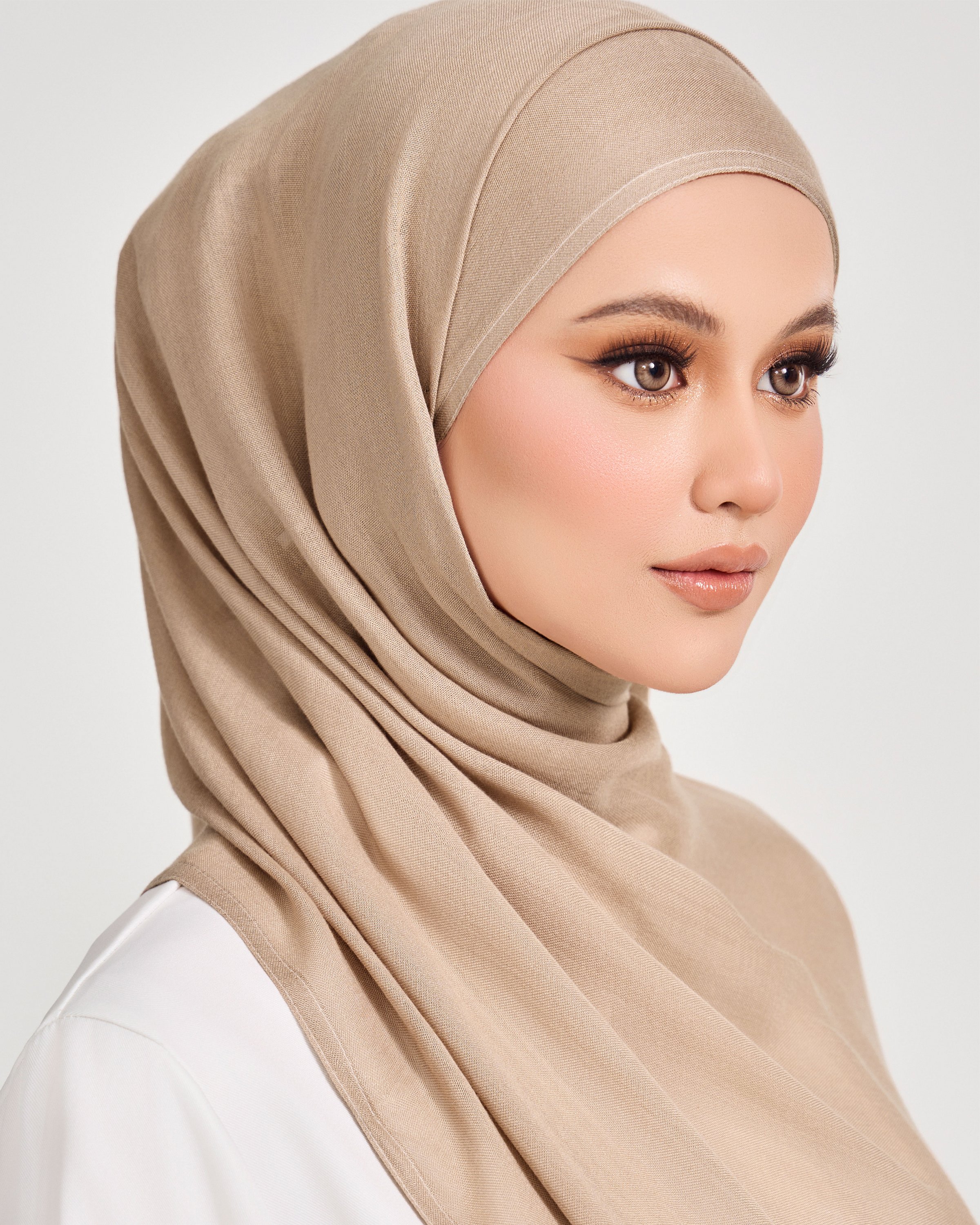 MODAL ESSENCE IN ALMOND