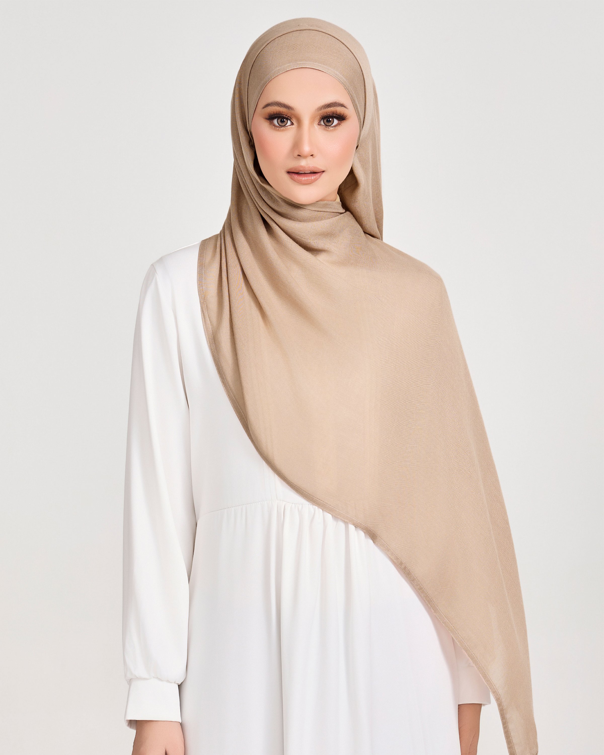 MODAL ESSENCE IN ALMOND