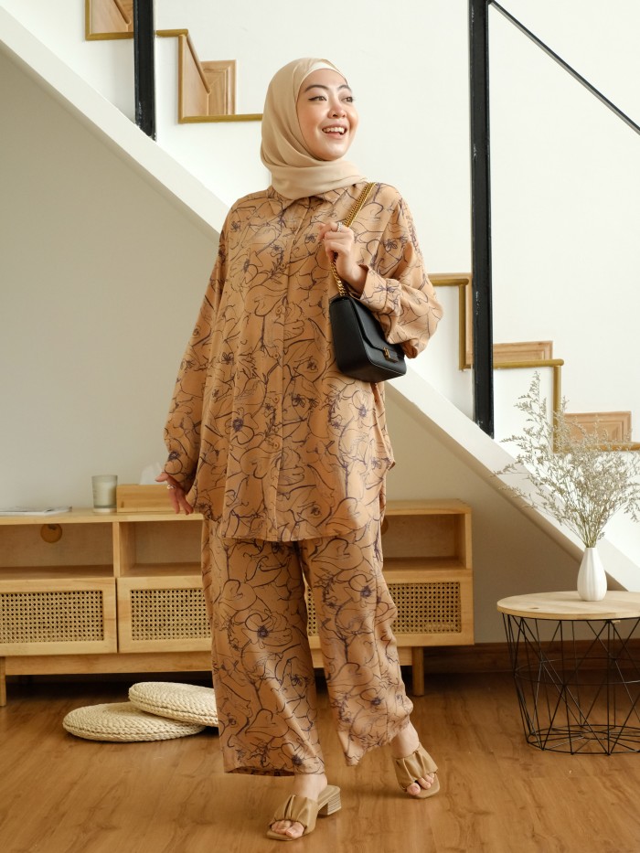 FLORA SET IN BROWN