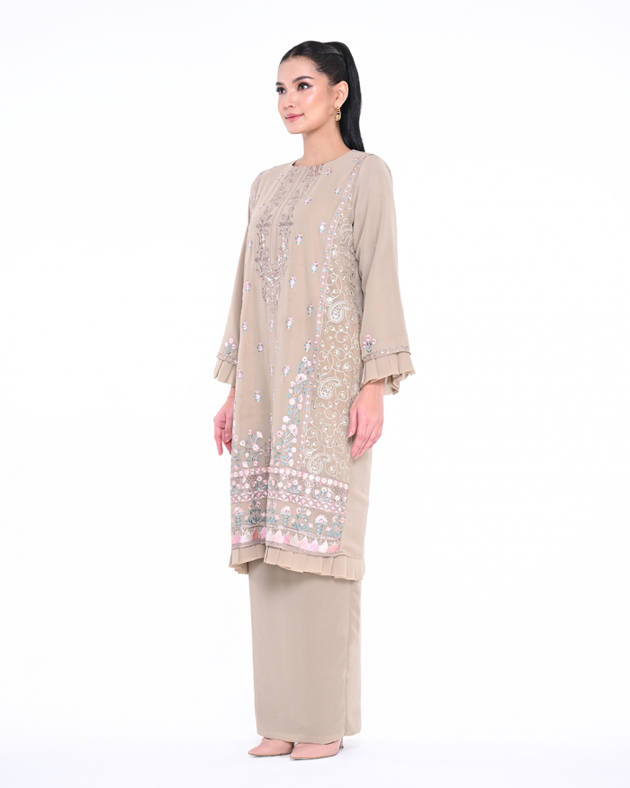 AMMARA IN LIGHT NUDE