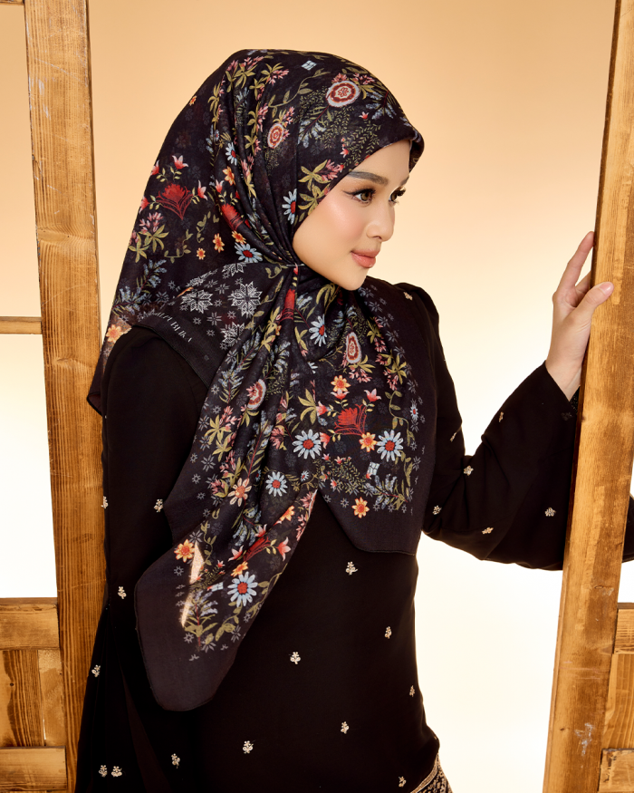 TENUN RAYA DIAN IN BLACK