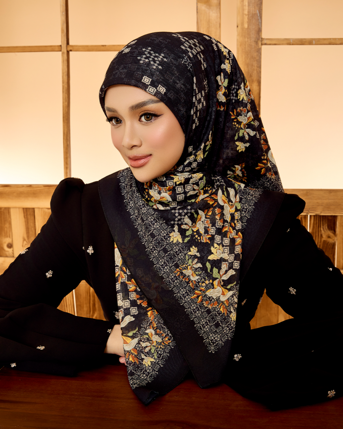 TENUN RAYA DILAN IN BLACK