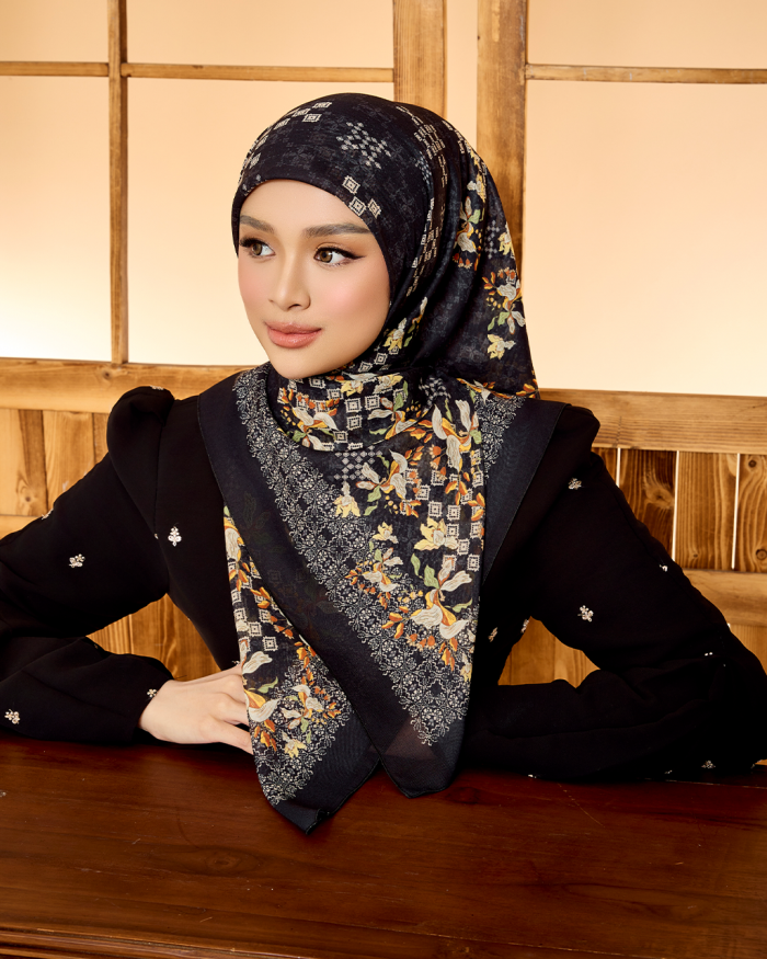TENUN RAYA DILAN IN BLACK