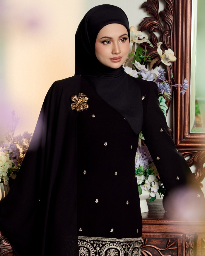 DEFECT EYANA IN BLACK