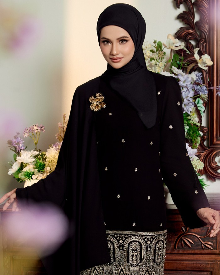 DEFECT EYANA IN BLACK