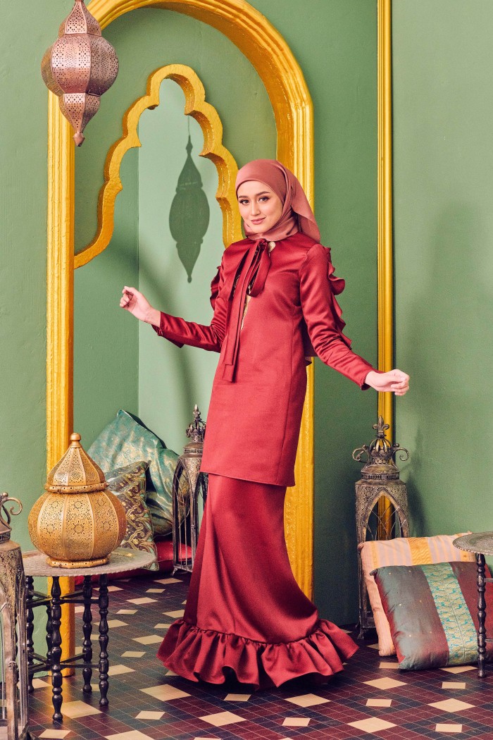 KAJOL IN MAROON