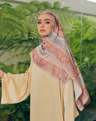 GLAMOURAYA MENARIK