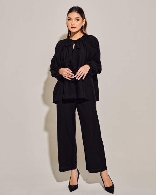 QUELLA SET IN BLACK