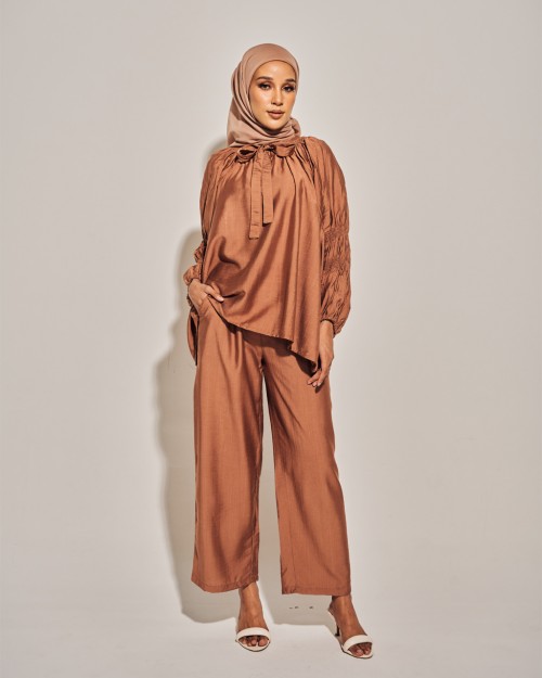 QUELLA SET IN BROWN