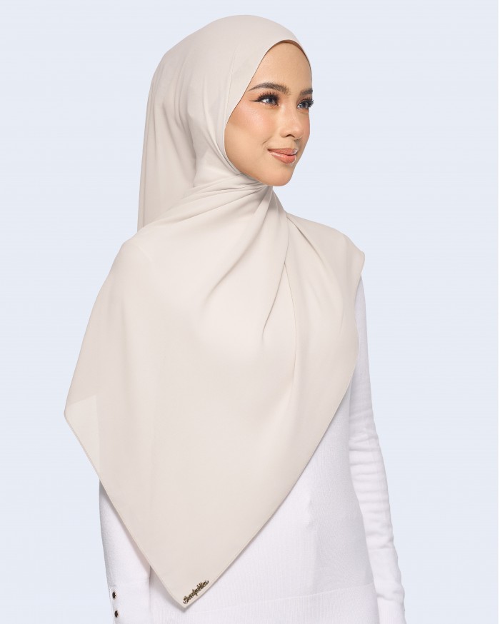 MALIQA SHAWL 2.0 IN BUTTERCREAM