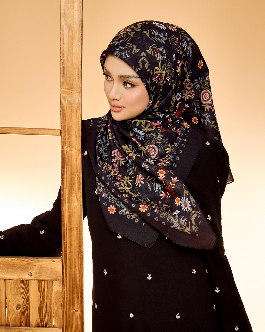 TENUN RAYA DIAN IN BLACK