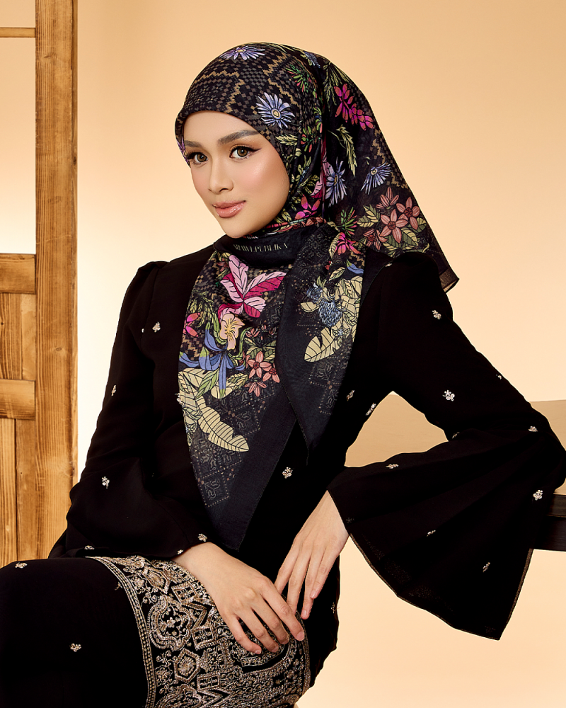 TENUN RAYA RINJANI IN BLACK
