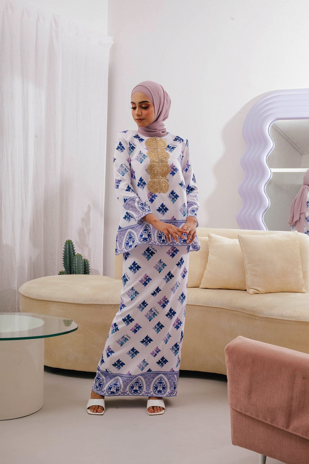 SAACHII IN SNOW WHITE