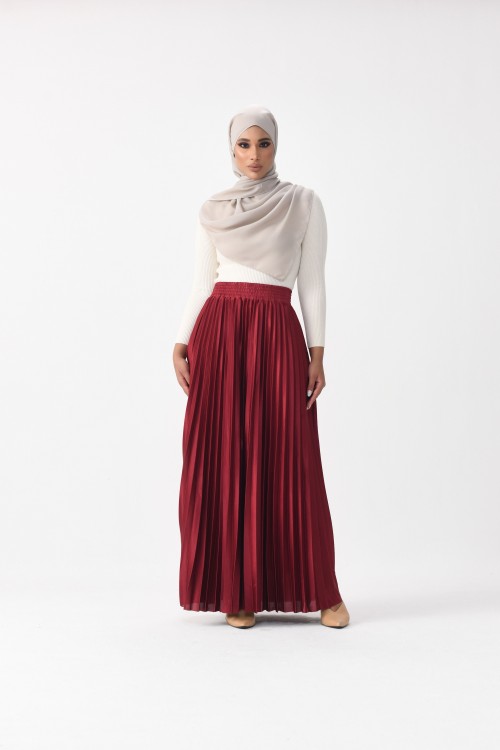 MADISON PLEATED SKIRT IN SCARLET RED